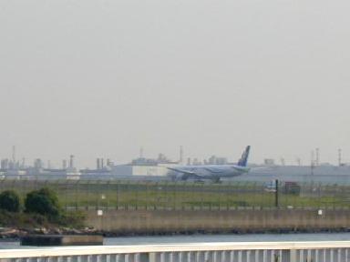 京浜島から望む羽田空港